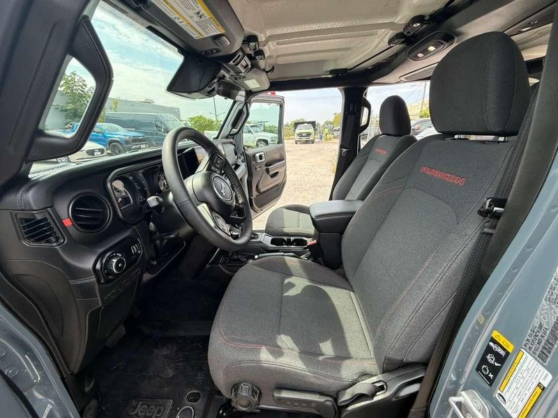 Jeep Wrangler Vehicle Full-screen Gallery Image 22