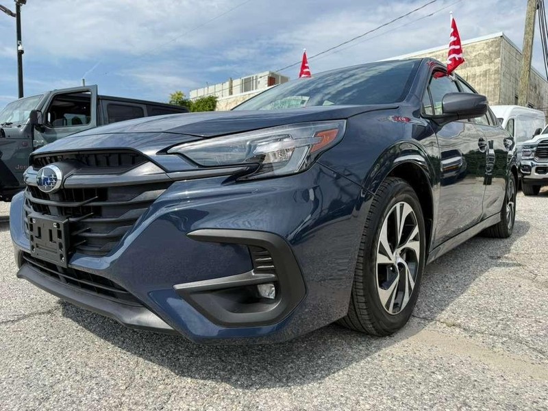 Subaru Legacy Vehicle Full-screen Gallery Image 2