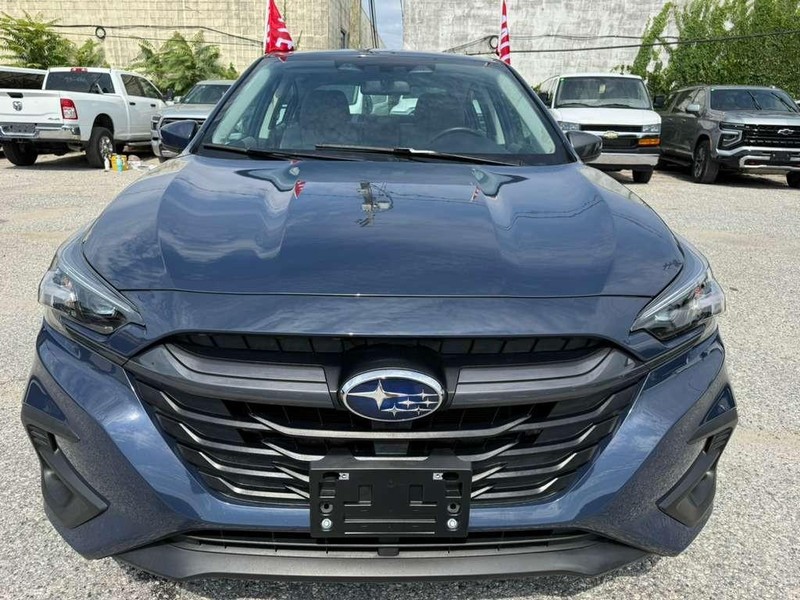 Subaru Legacy Vehicle Full-screen Gallery Image 3