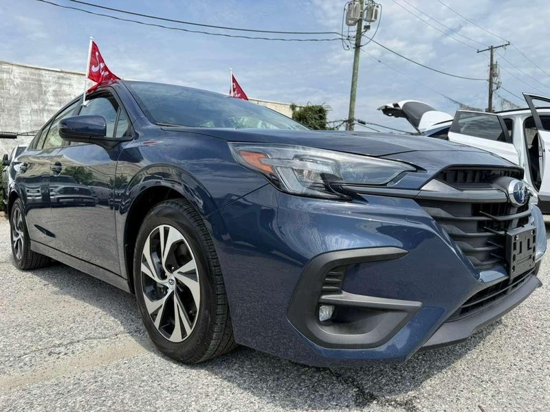 Subaru Legacy Vehicle Full-screen Gallery Image 4