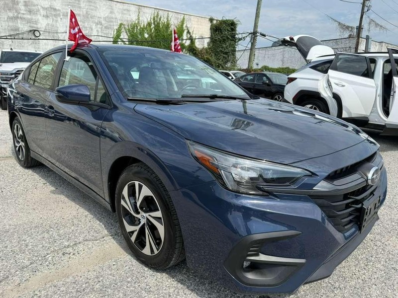 Subaru Legacy Vehicle Full-screen Gallery Image 6