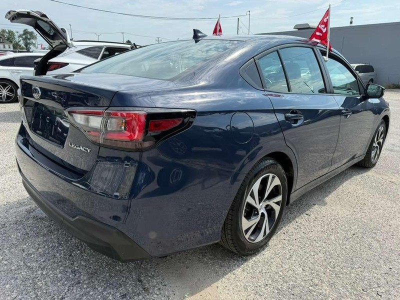 Subaru Legacy Vehicle Full-screen Gallery Image 8