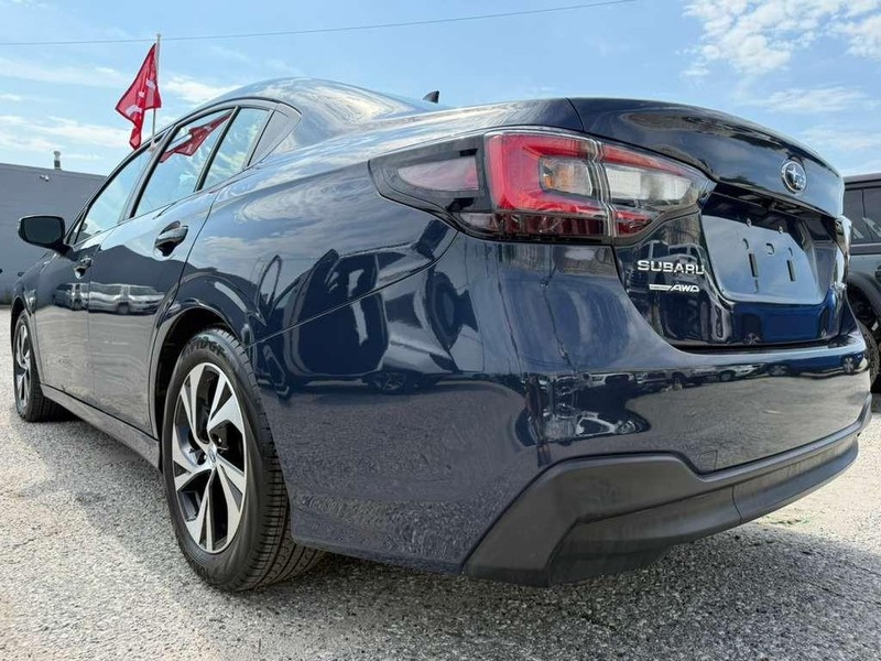 Subaru Legacy Vehicle Full-screen Gallery Image 9