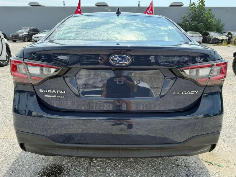 Subaru Legacy Vehicle Full-screen Gallery Image 10