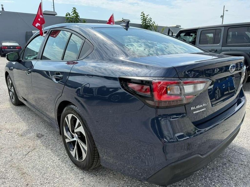 Subaru Legacy Vehicle Full-screen Gallery Image 11