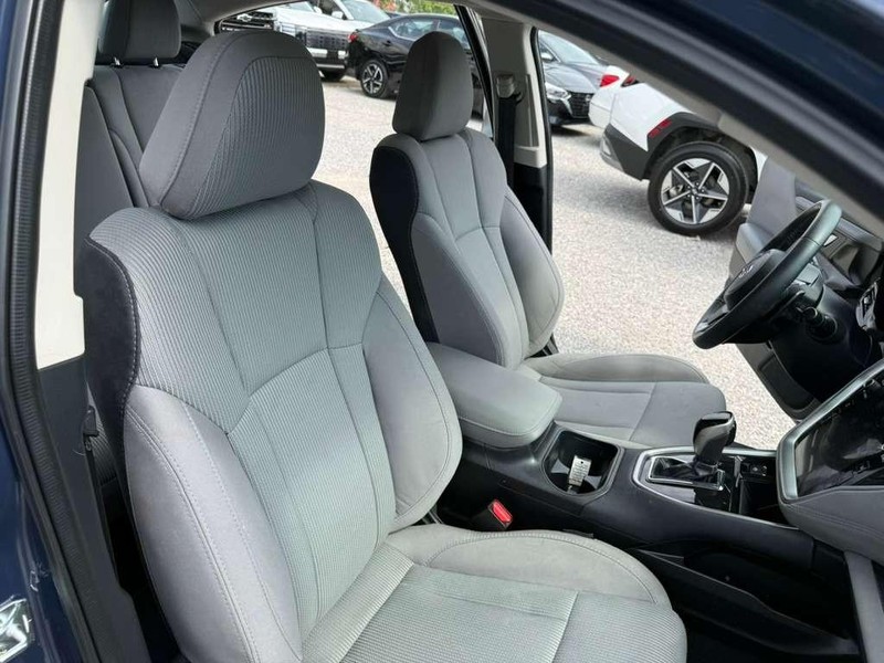 Subaru Legacy Vehicle Full-screen Gallery Image 12