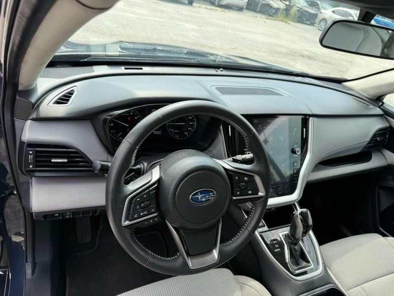 Subaru Legacy Vehicle Full-screen Gallery Image 14