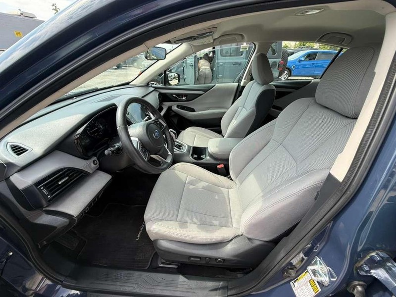 Subaru Legacy Vehicle Full-screen Gallery Image 16