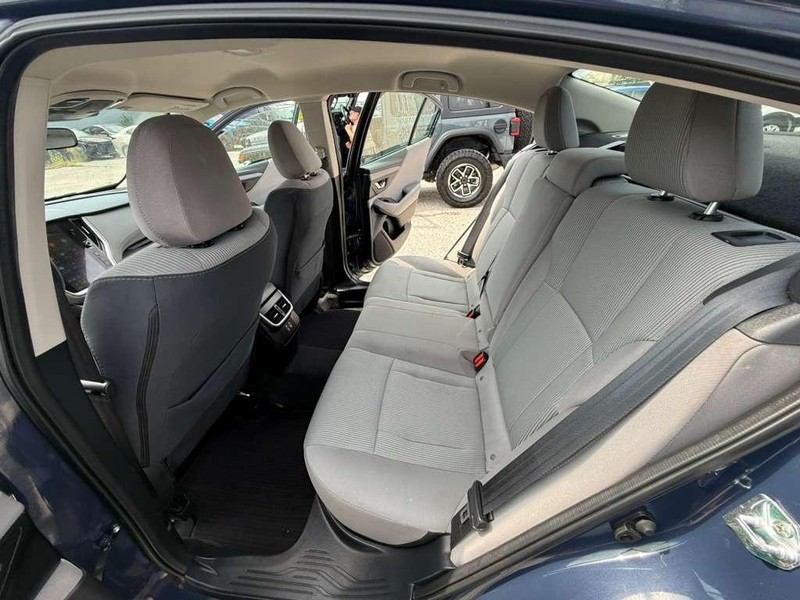 Subaru Legacy Vehicle Full-screen Gallery Image 20