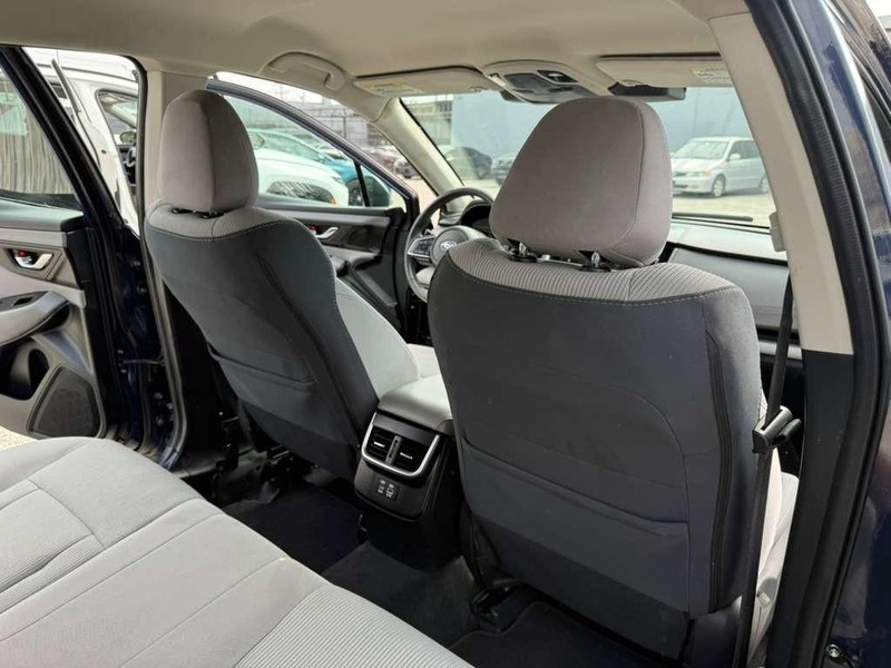 Subaru Legacy Vehicle Full-screen Gallery Image 21