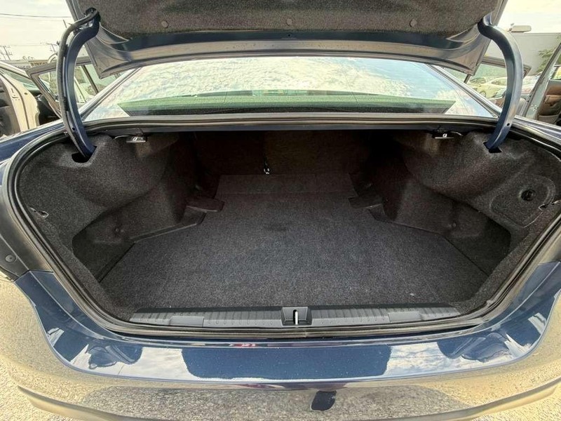 Subaru Legacy Vehicle Full-screen Gallery Image 24