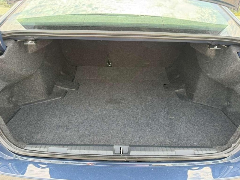 Subaru Legacy Vehicle Full-screen Gallery Image 25