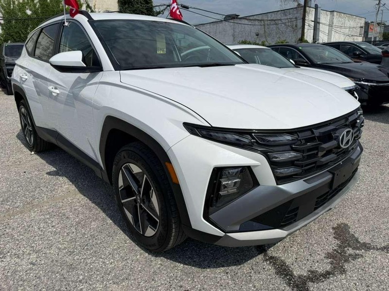 Hyundai Tucson Vehicle Full-screen Gallery Image 2