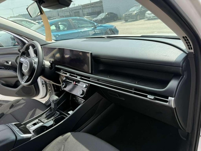 Hyundai Tucson Vehicle Full-screen Gallery Image 11