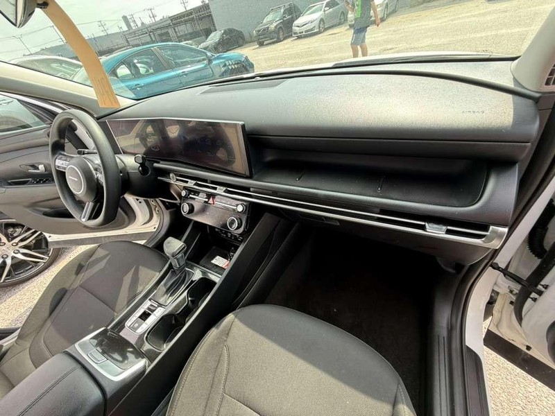 Hyundai Tucson Vehicle Full-screen Gallery Image 13