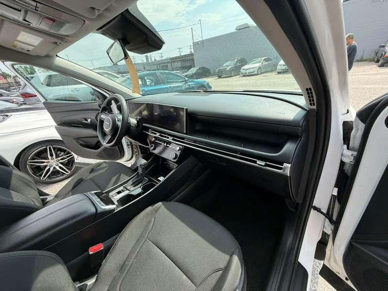 Hyundai Tucson Vehicle Full-screen Gallery Image 14