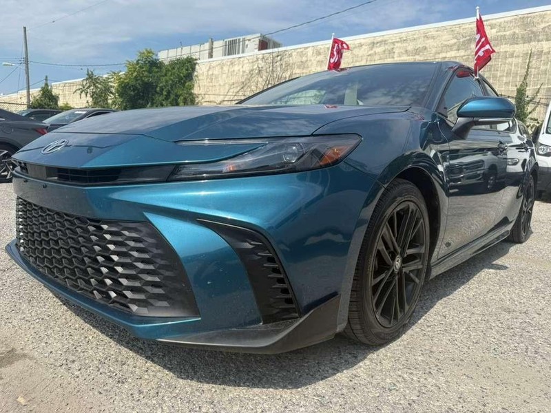 Toyota Camry Vehicle Full-screen Gallery Image 2