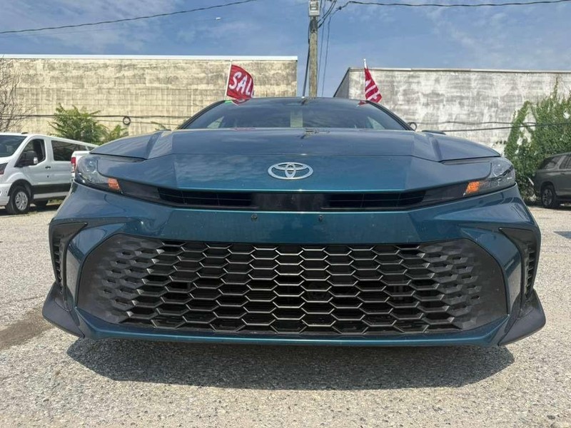 Toyota Camry Vehicle Full-screen Gallery Image 3
