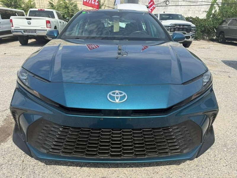 Toyota Camry Vehicle Full-screen Gallery Image 4