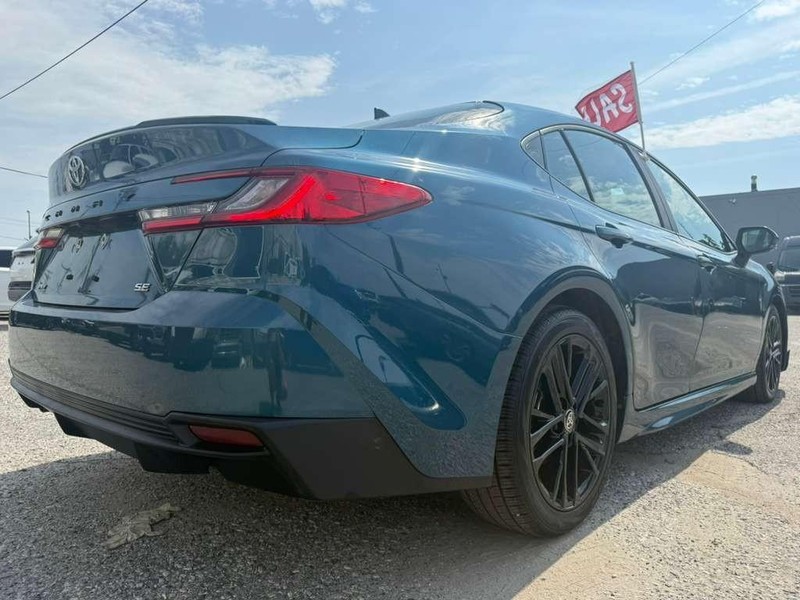 Toyota Camry Vehicle Full-screen Gallery Image 5