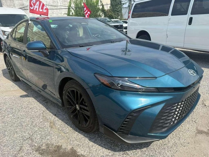 Toyota Camry Vehicle Full-screen Gallery Image 6