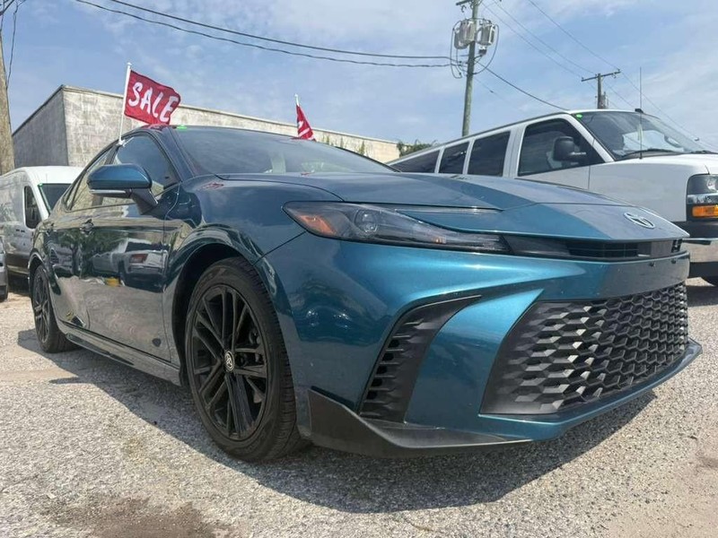 Toyota Camry Vehicle Full-screen Gallery Image 7