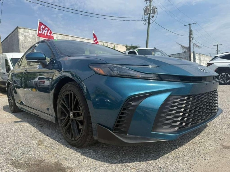Toyota Camry Vehicle Full-screen Gallery Image 8