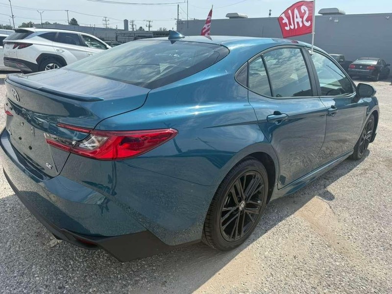 Toyota Camry Vehicle Full-screen Gallery Image 9