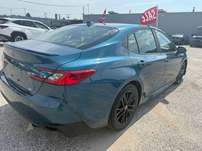 Toyota Camry Vehicle Full-screen Gallery Image 10