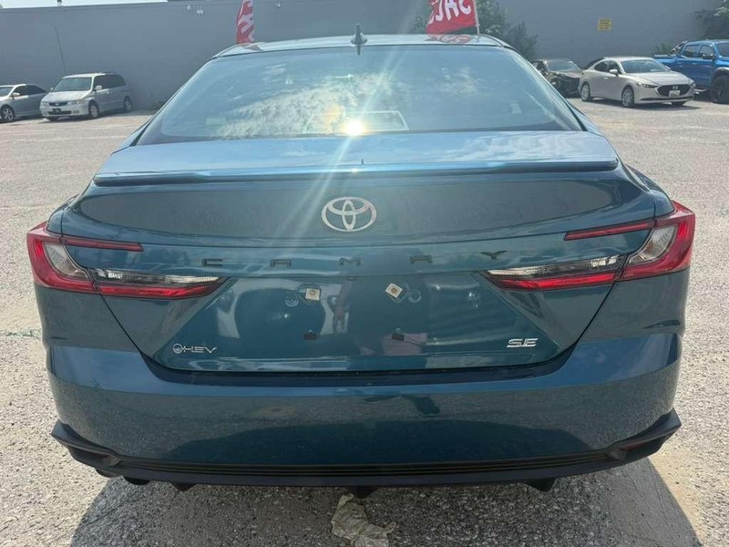 Toyota Camry Vehicle Full-screen Gallery Image 11
