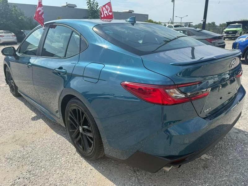 Toyota Camry Vehicle Full-screen Gallery Image 13