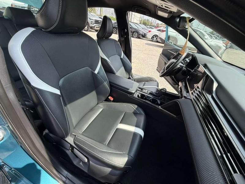 Toyota Camry Vehicle Full-screen Gallery Image 14