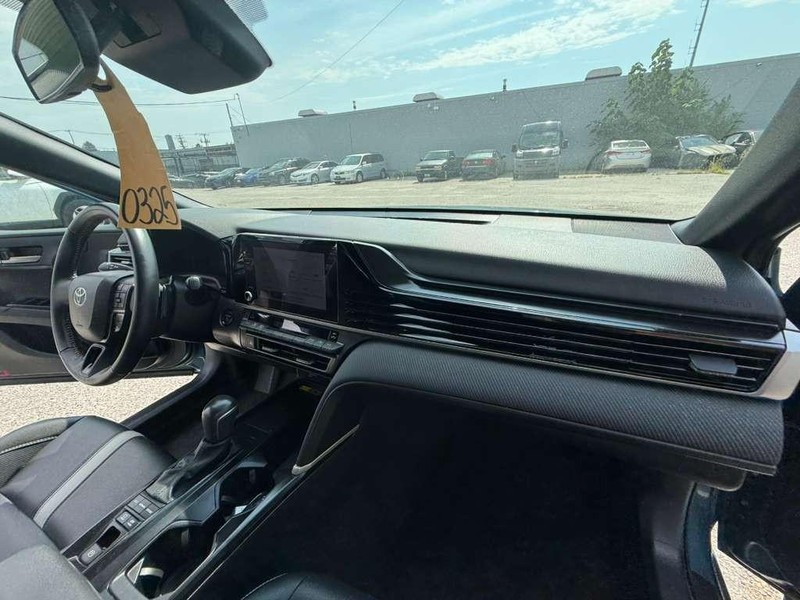 Toyota Camry Vehicle Full-screen Gallery Image 15