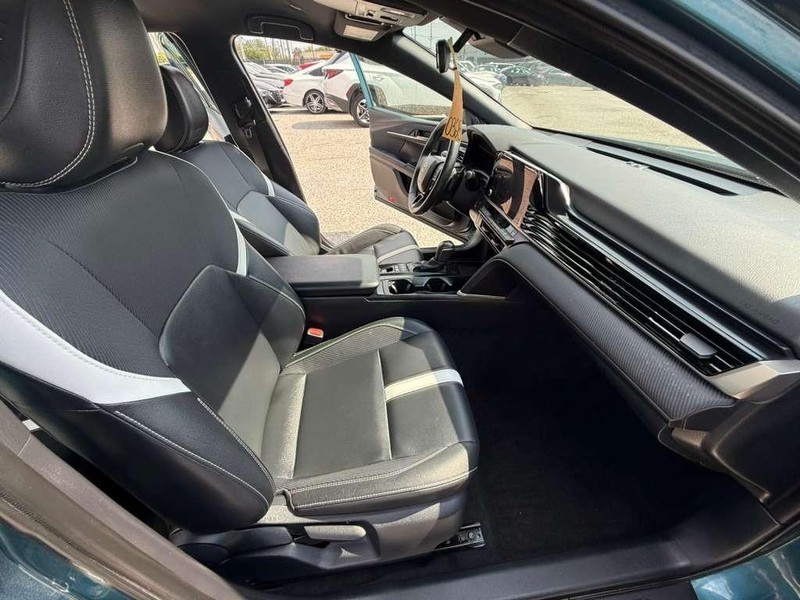 Toyota Camry Vehicle Full-screen Gallery Image 16