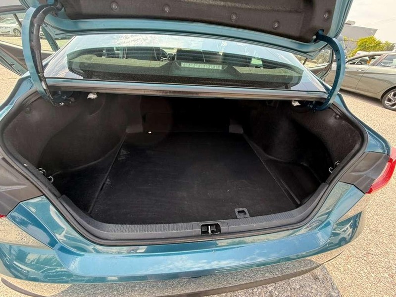 Toyota Camry Vehicle Full-screen Gallery Image 17