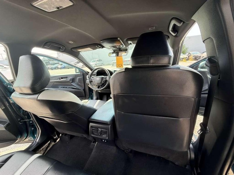 Toyota Camry Vehicle Full-screen Gallery Image 18