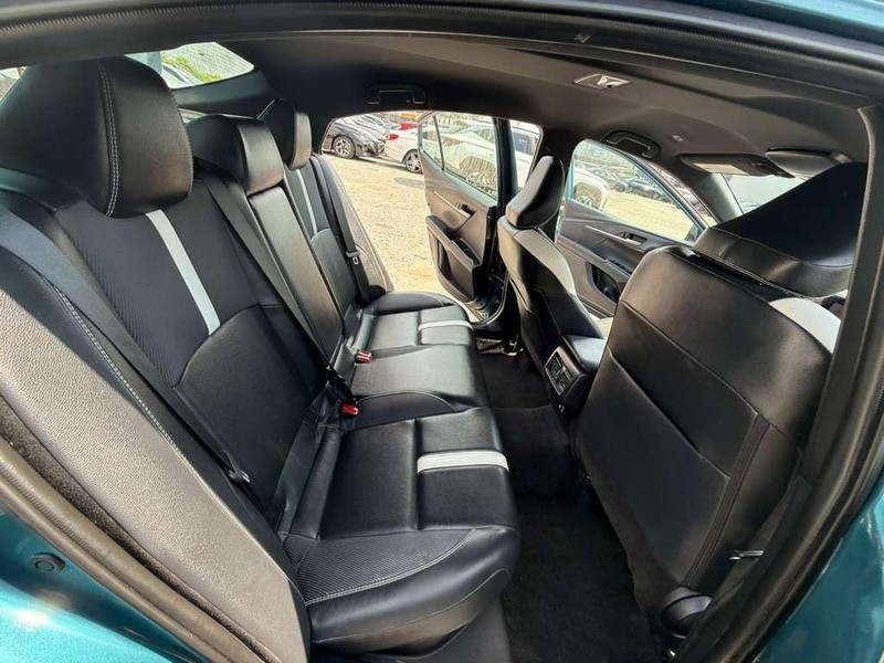 Toyota Camry Vehicle Full-screen Gallery Image 19