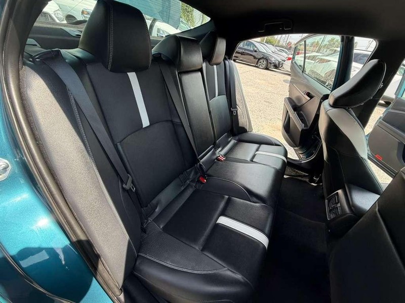 Toyota Camry Vehicle Full-screen Gallery Image 20