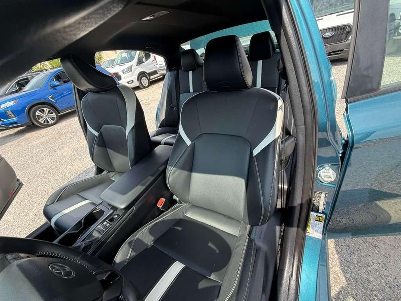 Toyota Camry Vehicle Full-screen Gallery Image 21