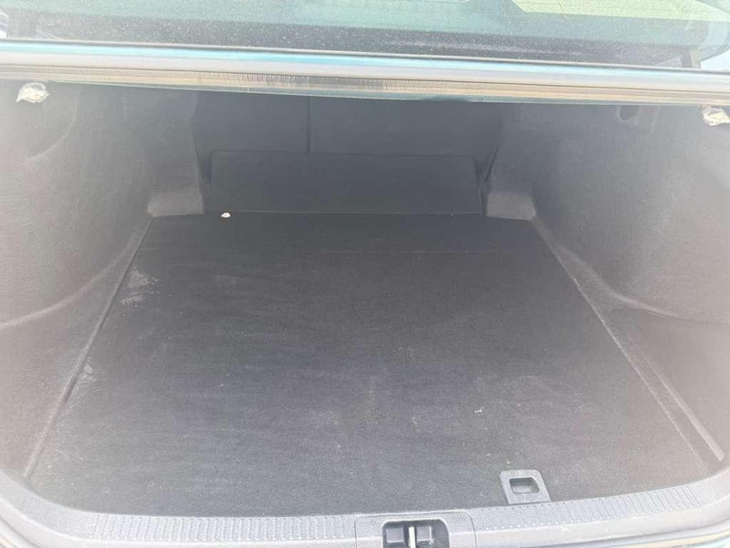 Toyota Camry Vehicle Full-screen Gallery Image 22