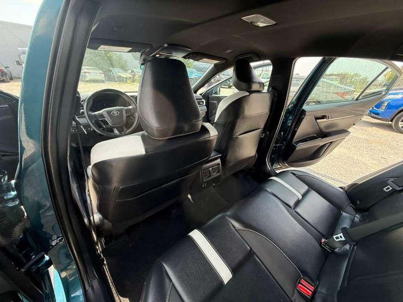 Toyota Camry Vehicle Full-screen Gallery Image 23
