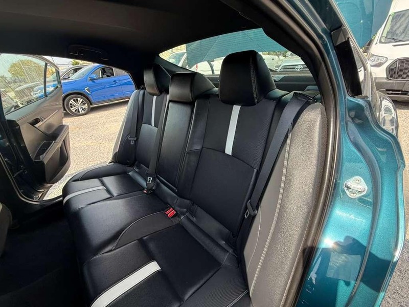 Toyota Camry Vehicle Full-screen Gallery Image 24