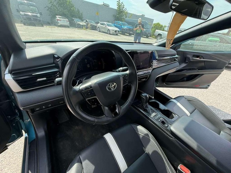 Toyota Camry Vehicle Full-screen Gallery Image 25