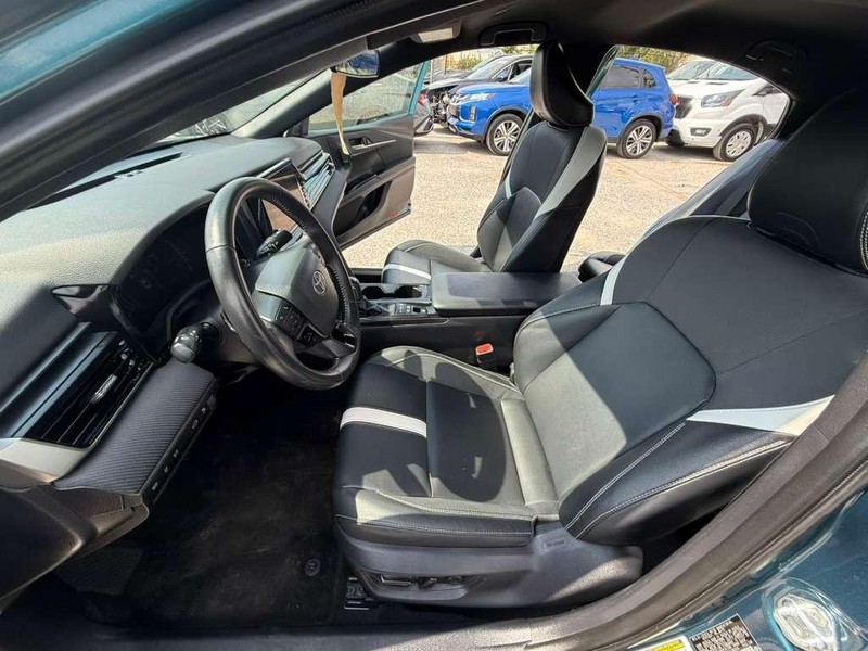 Toyota Camry Vehicle Full-screen Gallery Image 26