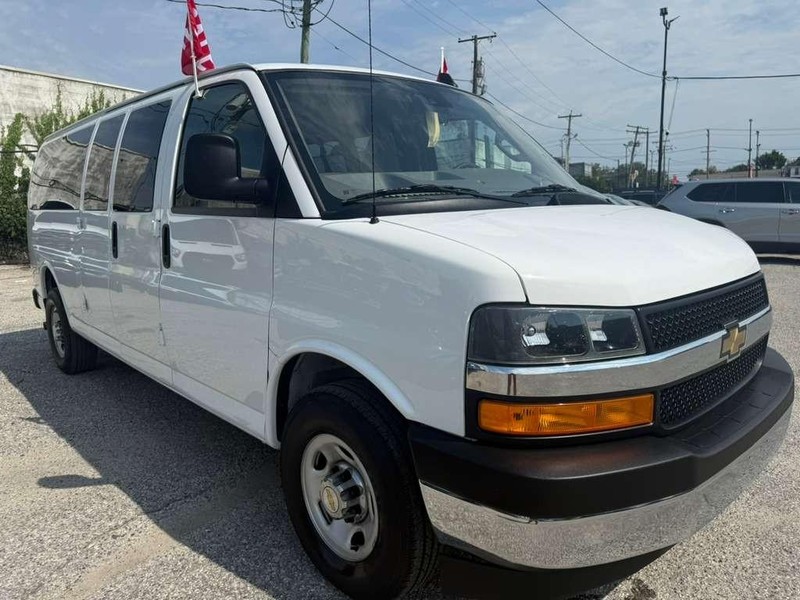 Chevrolet Express Passenger Vehicle Full-screen Gallery Image 2