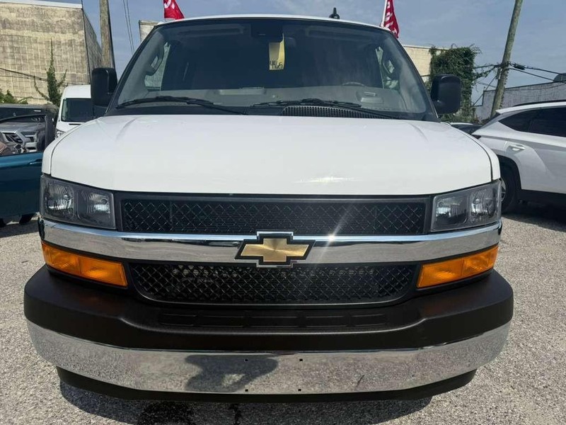 Chevrolet Express Passenger Vehicle Full-screen Gallery Image 4