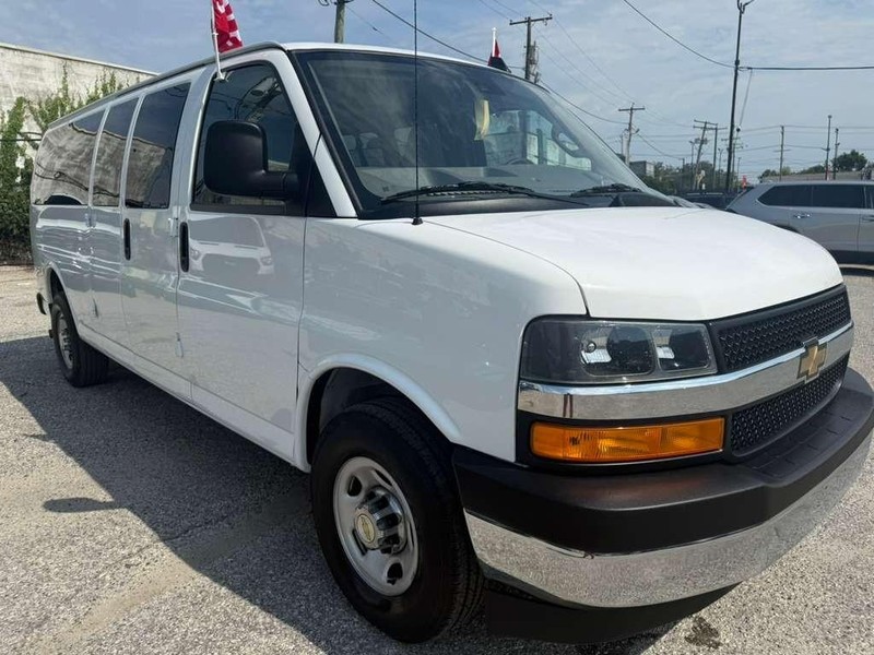 Chevrolet Express Passenger Vehicle Full-screen Gallery Image 6