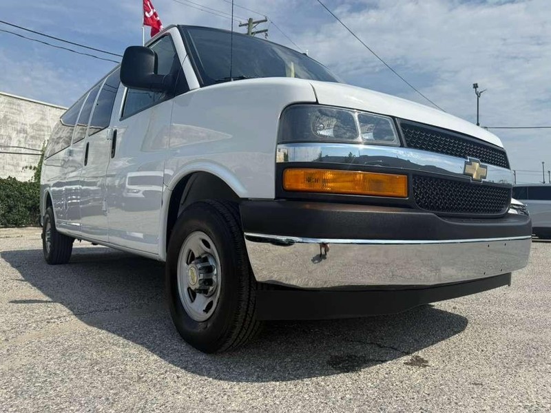 Chevrolet Express Passenger Vehicle Full-screen Gallery Image 8