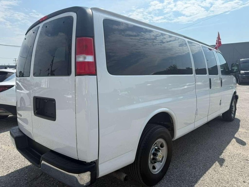 Chevrolet Express Passenger Vehicle Full-screen Gallery Image 9