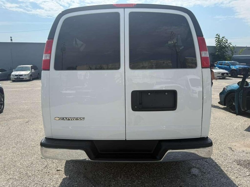 Chevrolet Express Passenger Vehicle Full-screen Gallery Image 10